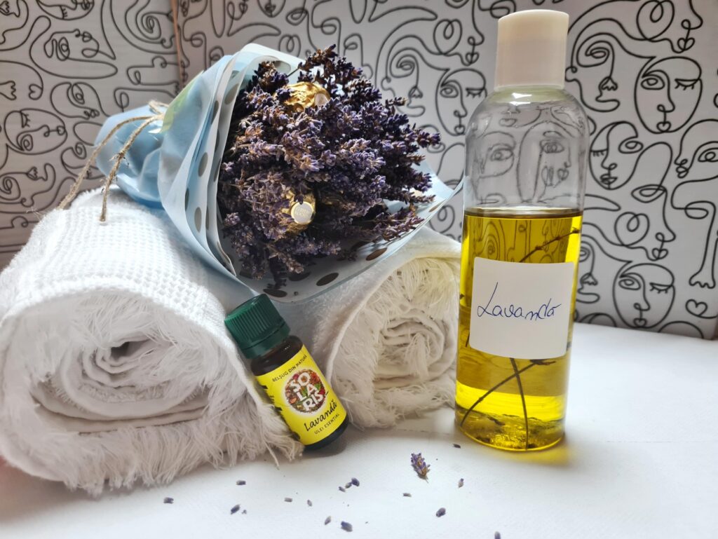 Ulei esențial de lavandă ideal pentru masajul de relaxare.